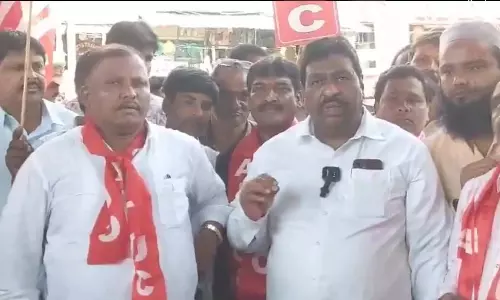 Telangana ऑटो चालकों ने कल्याण बोर्ड और किराया वृद्धि की मांग की Telangana ऑटो चालकों ने कल्याण बोर्ड और किराया वृद्धि की मांग की