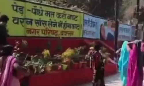 Bihar: नीतीश कुमार के कार्यक्रम के बाद बक्सर के लोगों ने फूलों के गमले लूटे Bihar: नीतीश कुमार के कार्यक्रम के बाद बक्सर के लोगों ने फूलों के गमले लूटे