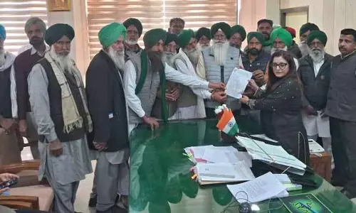 Punjab: किसानों ने धान की बुवाई पर सरकार से मार्गदर्शन मांगा Punjab: किसानों ने धान की बुवाई पर सरकार से मार्गदर्शन मांगा
