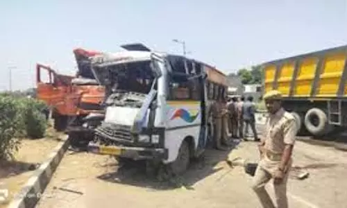 Kanpur: महाराजपुर में खड़े ट्रक में घुसी मिनी बस, छह घायल