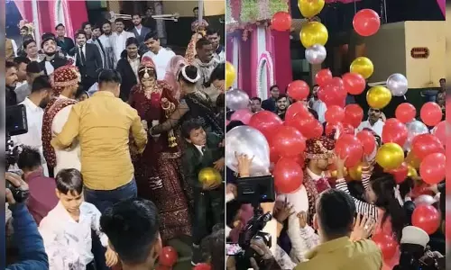VIDEO: स्टेज पर दूल्हा-दुल्हन के एंट्री के समय ऊपर से गिरे गुब्बारे, फिर...