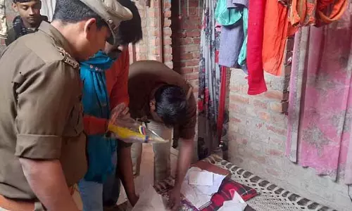 कोई बेटा इतना क्रूर कैसे हो सकता है?...बेटे ने हथौड़े से कूचकर माता-पिता की हत्या कर दी कोई बेटा इतना क्रूर कैसे हो सकता है?...बेटे ने हथौड़े से कूचकर माता-पिता की हत्या कर दी