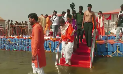 शिक्षा मंत्री धर्मेंद्र प्रधान ने Triveni Sangam में पवित्र स्नान किया