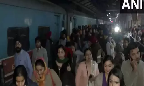रेलवे स्टेशन भगदड़: Delhi Police ने उच्च स्तरीय बैठक की, जांच की कार्यवाही शुरू की