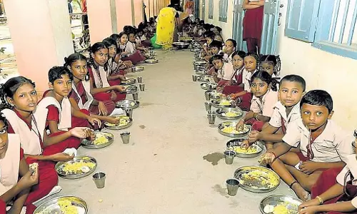Bengaluru: बेंगलुरु में अक्षरा दसोहा के कार्यकर्ताओं ने वेतन वृद्धि की मांग की