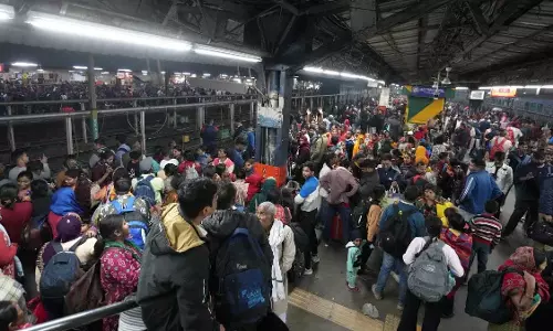 गई 18 लोगों की जान, सामने आई रेलवे स्टेशन पर भगदड़ की वजह गई 18 लोगों की जान, सामने आई रेलवे स्टेशन पर भगदड़ की वजह