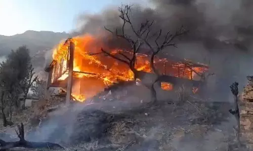 Tyuni जंगल में लगी आग तीन मकान जलकर हुए राख, बेघर हुए परिवार Tyuni जंगल में लगी आग तीन मकान जलकर हुए राख, बेघर हुए परिवार