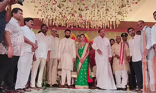 Andhra: वेंकैया नायडू के पोते की शादी का रिसेप्शन भव्य तरीके से आयोजित Andhra: वेंकैया नायडू के पोते की शादी का रिसेप्शन भव्य तरीके से आयोजित