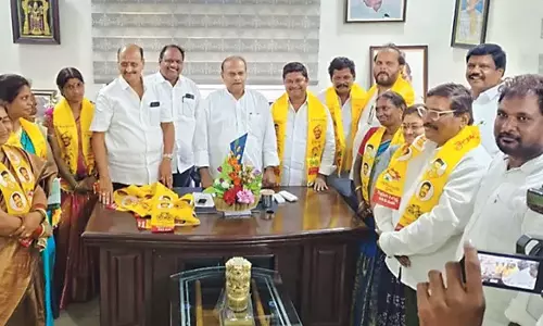 Andhra : तुनि वाईएसआरसीपी के छह और पार्षद टीडीपी में शामिल
