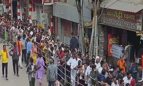 महाकुंभ से लौट रहे लाखों तीर्थयात्री Varanasi के विश्वनाथ मंदिर में दर्शन कर रहे