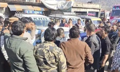 Jammu: सूमो चालकों ने यातायात पुलिस के खिलाफ किया प्रदर्शन