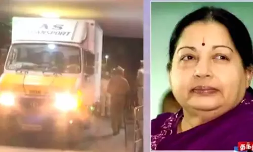दिवंगत CM जयललिता के गहने बेंगलुरु से 6 घंटे की यात्रा के बाद चेन्नई पहुंचे दिवंगत CM जयललिता के गहने बेंगलुरु से 6 घंटे की यात्रा के बाद चेन्नई पहुंचे