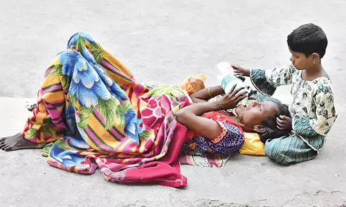 Telangana: उस्मानिया अस्पताल के बाहर जमीन पर पड़ी हुई महिला Telangana: उस्मानिया अस्पताल के बाहर जमीन पर पड़ी हुई महिला