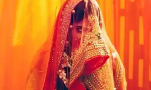 Jalaun: शादी के बाद ही नवविवाहिता प्रेमी के साथ हुई फुर्र, जांच में जुटी पुलिस Jalaun: शादी के बाद ही नवविवाहिता प्रेमी के साथ हुई फुर्र, जांच में जुटी पुलिस
