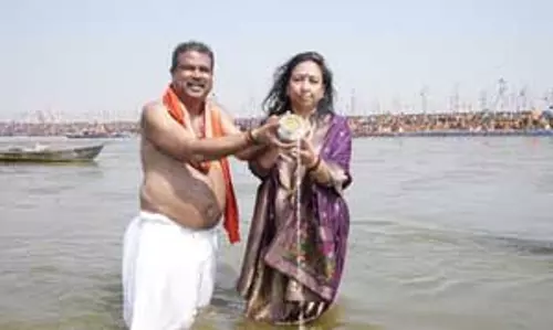 धर्मेंद्र प्रधान ने संगम में किया स्नान