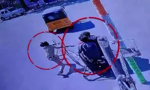 Bhadrachalam में संदिग्ध गांजा तस्कर बैरिकेड्स तोड़कर पुलिस से भाग निकले