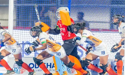 FIH हॉकी प्रो लीग: भारतीय महिला टीम इंग्लैंड से 2-1 से हारी FIH हॉकी प्रो लीग: भारतीय महिला टीम इंग्लैंड से 2-1 से हारी