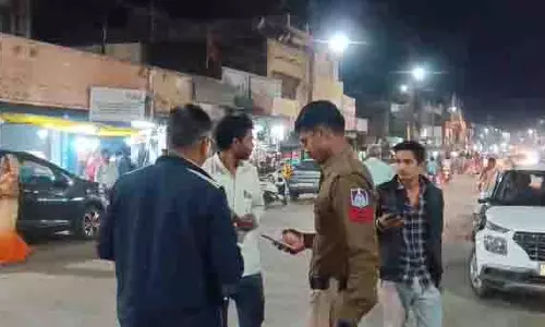 Mandideep में तेज रफ्तार ट्रक ने कार को मारी जोरदार टक्कर, बाल बाल बचे कार में सवार लोग