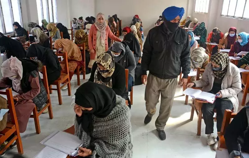 अधिकारियों ने श्रीनगर स्कूल के 22 छात्रों को रोल नंबर स्लिप जारी कर परीक्षा केंद्र आवंटित किया अधिकारियों ने श्रीनगर स्कूल के 22 छात्रों को रोल नंबर स्लिप जारी कर परीक्षा केंद्र आवंटित किया