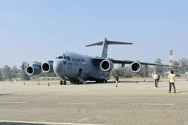 112 भारतीय निर्वासितों को लेकर तीसरा अमेरिकी विमान अमृतसर हवाई अड्डे पर उतरा 112 भारतीय निर्वासितों को लेकर तीसरा अमेरिकी विमान अमृतसर हवाई अड्डे पर उतरा