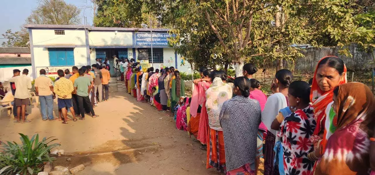 पंचायत चुनाव 2025, सुकमा में भागीदारी सुनिश्चित करते मतदाता, बारी-बारी से डाल रहे वोट पंचायत चुनाव 2025, सुकमा में भागीदारी सुनिश्चित करते मतदाता, बारी-बारी से डाल रहे वोट
