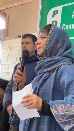 महबूबा मुफ्ती ने आतंकी संबंधों के चलते तीन सरकारी कर्मचारियों की बर्खास्तगी पर उठाए सवाल महबूबा मुफ्ती ने आतंकी संबंधों के चलते तीन सरकारी कर्मचारियों की बर्खास्तगी पर उठाए सवाल