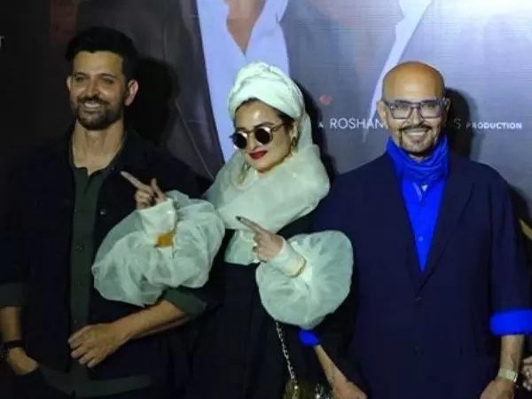 रेखा का ऋतिक रोशन और राकेश रोशन के साथ फिर से मिलना प्रशंसकों को Koi Mil Gaya की याद दिलाता है रेखा का ऋतिक रोशन और राकेश रोशन के साथ फिर से मिलना प्रशंसकों को Koi Mil Gaya की याद दिलाता है