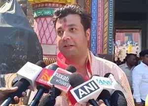 पुरी पहुंचे अभिनेता वरुण शर्मा ने किए भगवान जगन्नाथ के दर्शन, बोले- खुशनसीब हूं पुरी पहुंचे अभिनेता वरुण शर्मा ने किए भगवान जगन्नाथ के दर्शन, बोले- खुशनसीब हूं