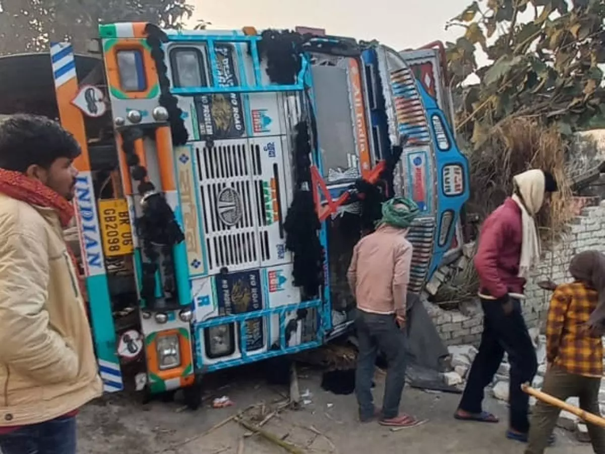 Bettiah: चनमरी के पास सिमेंट से भरा ट्रक मकान पर गिरा Bettiah: चनमरी के पास सिमेंट से भरा ट्रक मकान पर गिरा