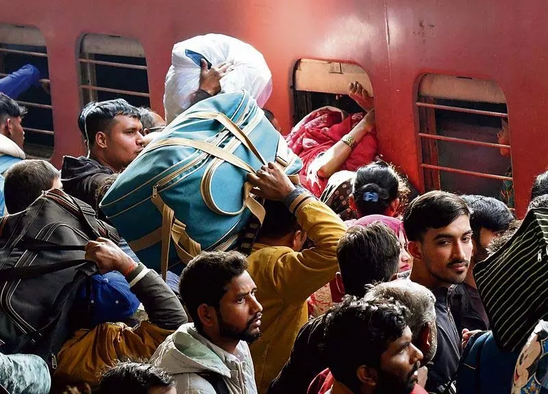 दिल्ली में भगदड़ के पीछे विशेष ट्रेन की घोषणा दिल्ली में भगदड़ के पीछे विशेष ट्रेन की घोषणा