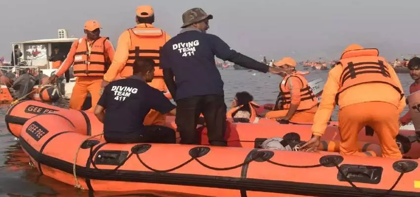 Prayagraj: एनडीआरएफ की टीम ने संगम में एक नाव के पलटने से पांच लोगों को डूबने से बचाया Prayagraj: एनडीआरएफ की टीम ने संगम में एक नाव के पलटने से पांच लोगों को डूबने से बचाया
