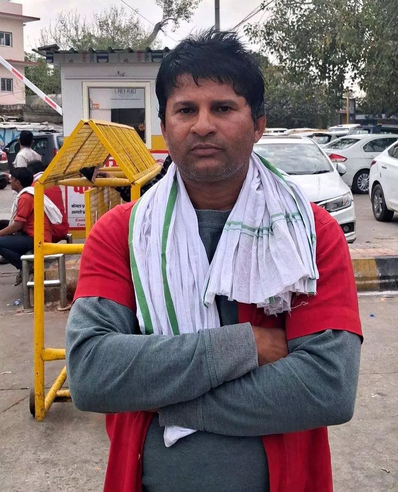 Delhi: स्टेशन पर अव्यवस्था के बीच कुली बने रक्षक Delhi: स्टेशन पर अव्यवस्था के बीच कुली बने रक्षक