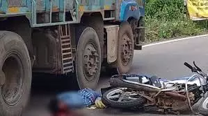 ट्रक की चपेट में आने से बाइक सवार की मौत, पीछे बैठा व्यक्ति घायल ट्रक की चपेट में आने से बाइक सवार की मौत, पीछे बैठा व्यक्ति घायल