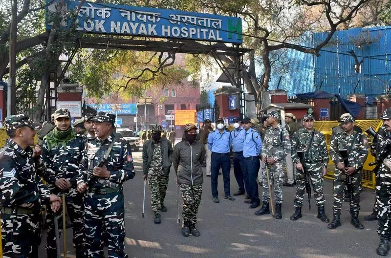 रेलवे स्टेशन भगदड़: व्यथित परिवार लापता प्रियजनों की तलाश कर रहे रेलवे स्टेशन भगदड़: व्यथित परिवार लापता प्रियजनों की तलाश कर रहे