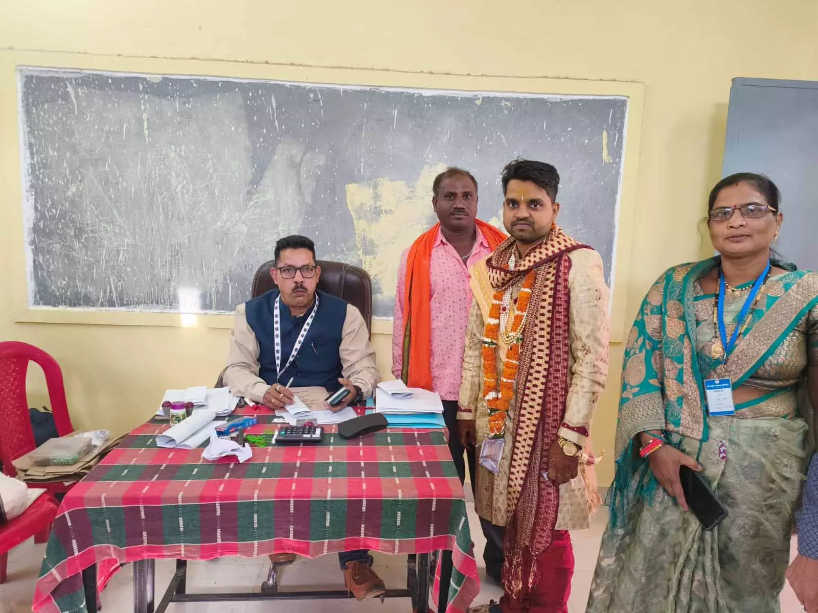 रायपुर: दूल्हे ने किया मतदान, सरपंच चुनने गांवों में वोटिंग जारी रायपुर: दूल्हे ने किया मतदान, सरपंच चुनने गांवों में वोटिंग जारी