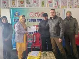 पुलिस ने कुपवाड़ा में नशीली दवाओं के प्रति जागरूकता रैली निकाली पुलिस ने कुपवाड़ा में नशीली दवाओं के प्रति जागरूकता रैली निकाली