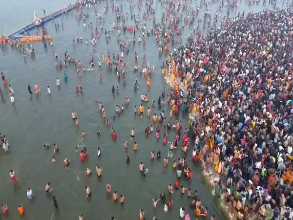 MahaKumbh में श्रद्धालुओं का आना जारी, अब तक 52 करोड़ से अधिक श्रद्धालुओं ने लगाई डुबकी MahaKumbh में श्रद्धालुओं का आना जारी, अब तक 52 करोड़ से अधिक श्रद्धालुओं ने लगाई डुबकी