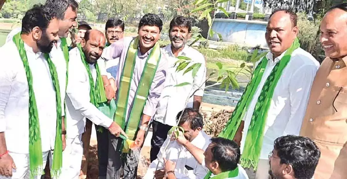 Telangana: बीआरएस कार्यकर्ता बड़े पैमाने पर पौधारोपण अभियान चलाएंगे Telangana: बीआरएस कार्यकर्ता बड़े पैमाने पर पौधारोपण अभियान चलाएंगे