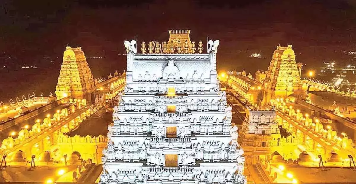 Telangana: यदागिरिगुट्टा मंदिर का टॉवर जल्द ही सुनहरे रंग की चमक से जगमगाएगा Telangana: यदागिरिगुट्टा मंदिर का टॉवर जल्द ही सुनहरे रंग की चमक से जगमगाएगा
