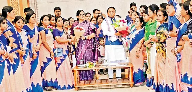 CM Majhi: सरकार महिलाओं को लक्षपति दीदी बनाने की तैयारी कर रही CM Majhi: सरकार महिलाओं को लक्षपति दीदी बनाने की तैयारी कर रही