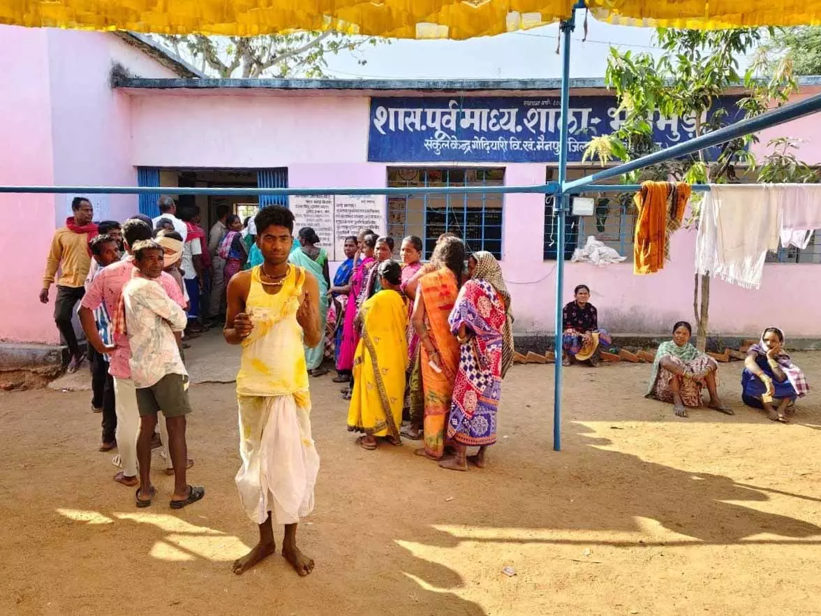 हल्दी रस्म के बीच युवक ने निभाया लोकतांत्रिक कर्तव्य, डाला वोट हल्दी रस्म के बीच युवक ने निभाया लोकतांत्रिक कर्तव्य, डाला वोट