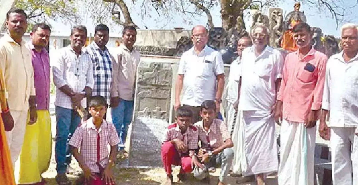 Telangana: 900 साल पुराने कल्याण चालुक्य युग के शिलालेख मिले Telangana: 900 साल पुराने कल्याण चालुक्य युग के शिलालेख मिले