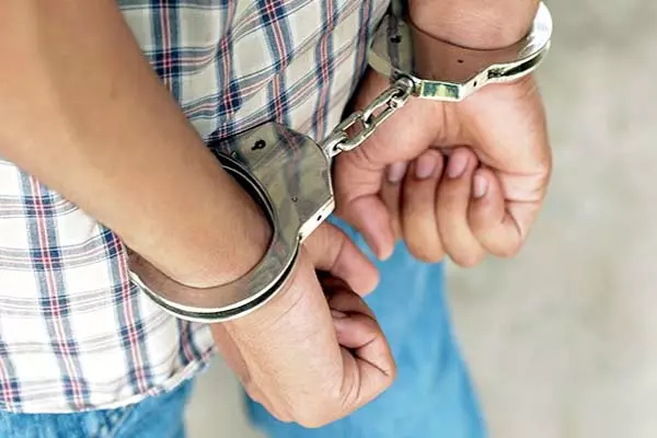 Meerut: पुलिस ने दो बदमाशों को सरिया व मोटर साइकिल सहित गिरफ्तार किया Meerut: पुलिस ने दो बदमाशों को सरिया व मोटर साइकिल सहित गिरफ्तार किया