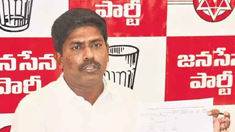 JSP पार्षद ने विशाखापत्तनम में 700 करोड़ रुपये के नाला कर चोरी का आरोप लगाया JSP पार्षद ने विशाखापत्तनम में 700 करोड़ रुपये के नाला कर चोरी का आरोप लगाया