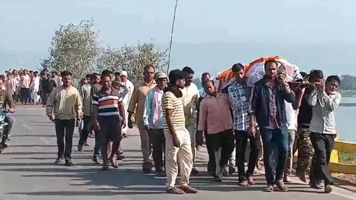 10 अर्थियों ने सबको रुलाया, एक ही दिन एक समय पर अंतिम संस्कार 10 अर्थियों ने सबको रुलाया, एक ही दिन एक समय पर अंतिम संस्कार