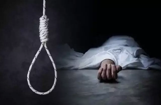 Nawabganj: एक युवती का शव कमरे में फंदे से लटकता मिला Nawabganj: एक युवती का शव कमरे में फंदे से लटकता मिला