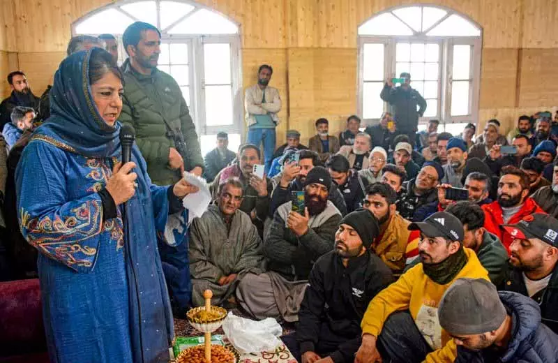 Mehbooba: उमर को अनुच्छेद 370 को हटाने का समर्थन करने से बचना चाहिए Mehbooba: उमर को अनुच्छेद 370 को हटाने का समर्थन करने से बचना चाहिए