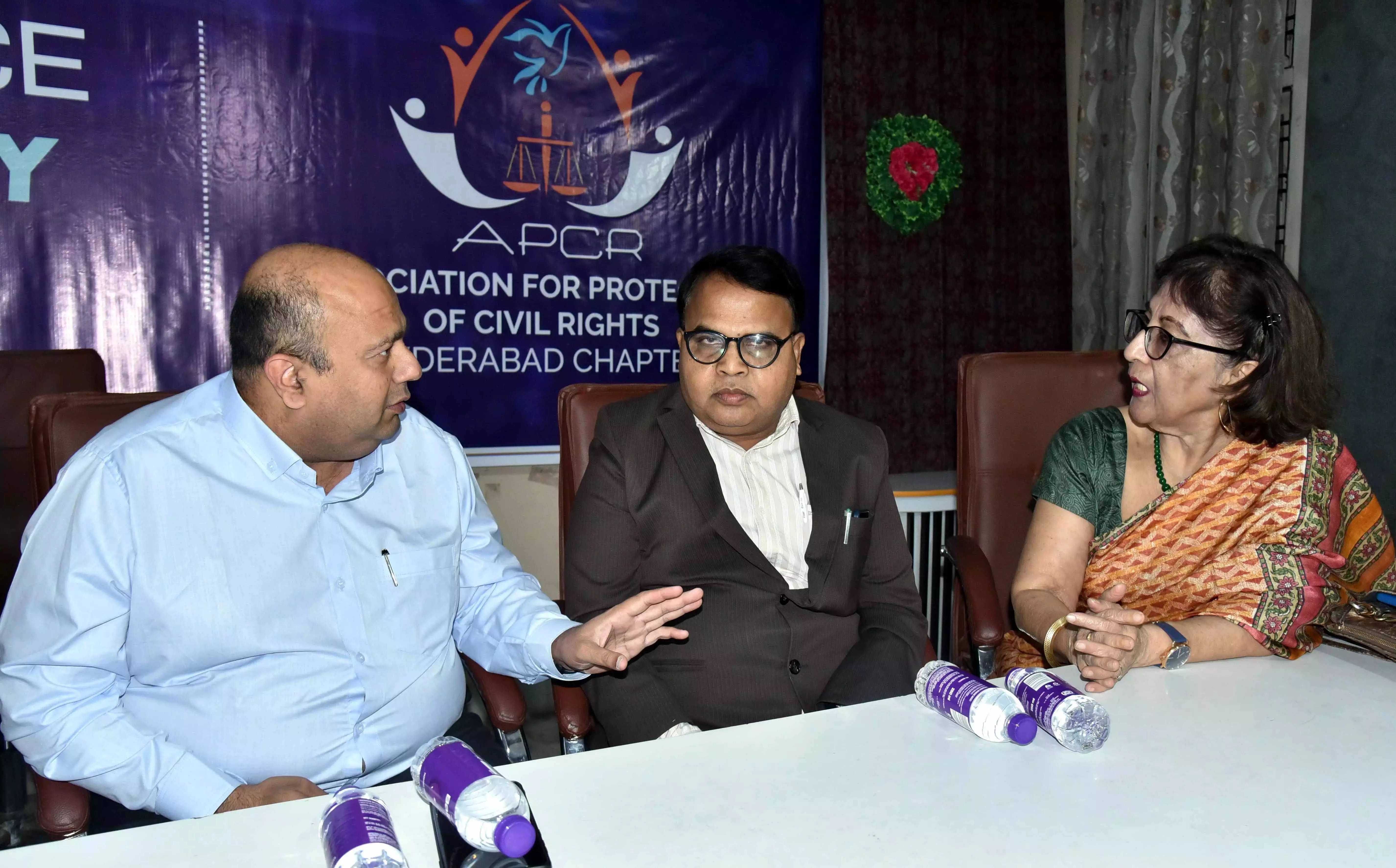 Telangana: कानूनी विशेषज्ञ-कार्यकर्ता अल्पसंख्यकों को अधिक आवाज़ देने का आह्वान Telangana: कानूनी विशेषज्ञ-कार्यकर्ता अल्पसंख्यकों को अधिक आवाज़ देने का आह्वान