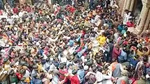 Mathura: बांके बिहारी के दर्शन के लिए उमड़ी भीड़, महिला श्रद्धालु बेहोश Mathura: बांके बिहारी के दर्शन के लिए उमड़ी भीड़, महिला श्रद्धालु बेहोश