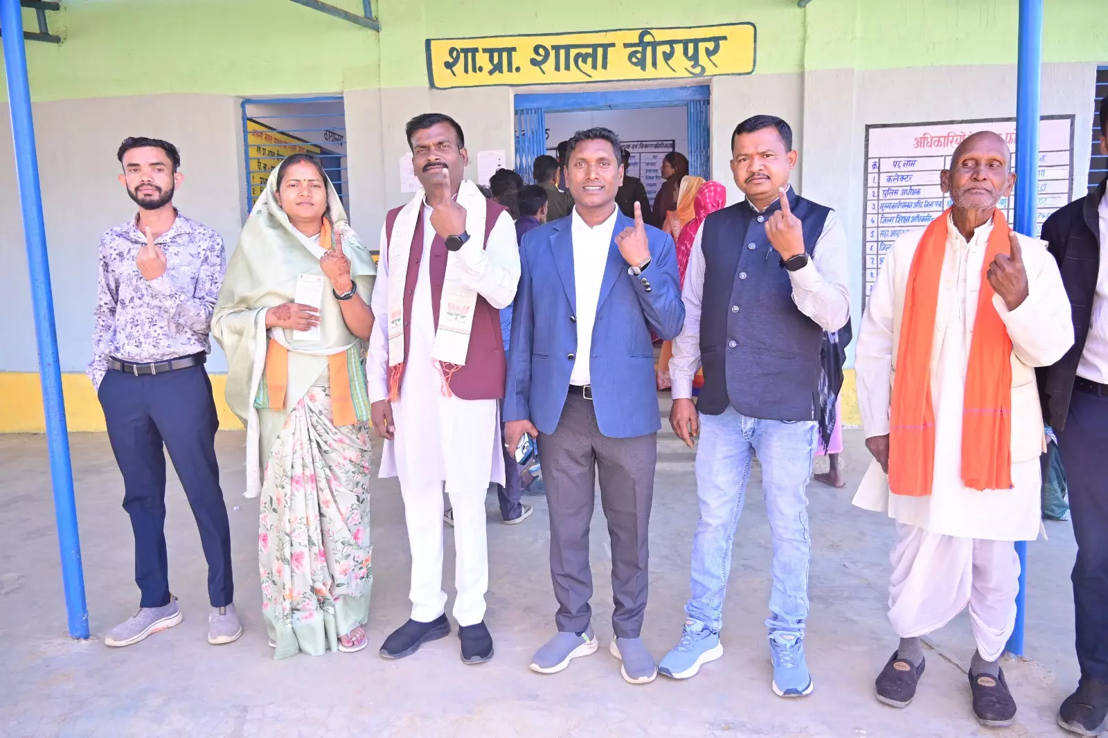मंत्री लक्ष्मी राजवाड़े ने बीरपुर में सपरिवार मतदान किया मंत्री लक्ष्मी राजवाड़े ने बीरपुर में सपरिवार मतदान किया